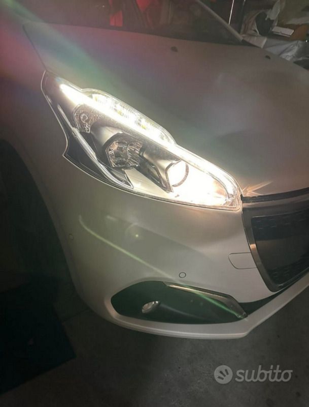 Bianco Usata 2016 Peugeot 208 GT Due volumi | 12.000 € (Molto cara) - Immagine 1/4
