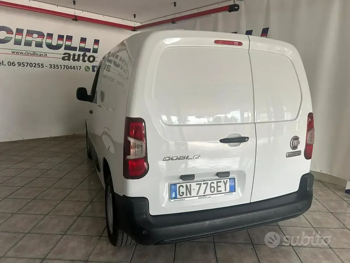 Usata Fiat Doblò 102 CV (75 kW) 2023 Bianco pastello Monovolume
