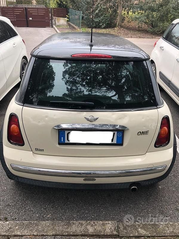 Begagnad Mini ONE 90 HK (66 kW) 2003 Halvkombi