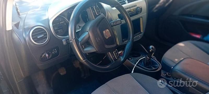 Usado Seat Leon 105 HP (77 kW) 2011 Preto Citadino
