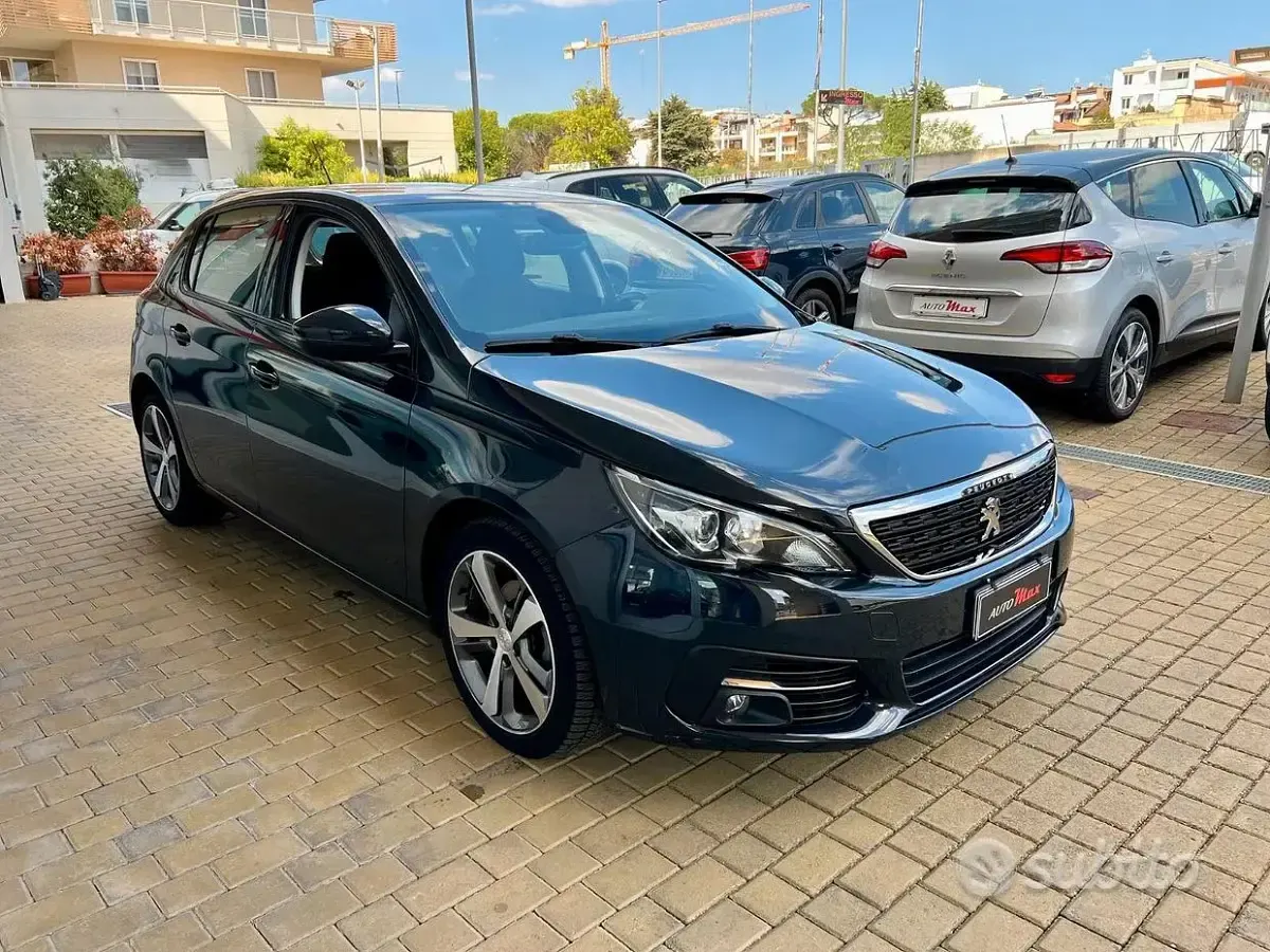 Usata Peugeot 308 Allure 120 CV (88 kW) 2018 Blu scuro met. Berlina