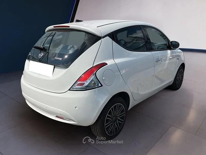 Usata Lancia Ypsilon Gold 69 CV (50 kW) 2022 Bianco Utilitaria