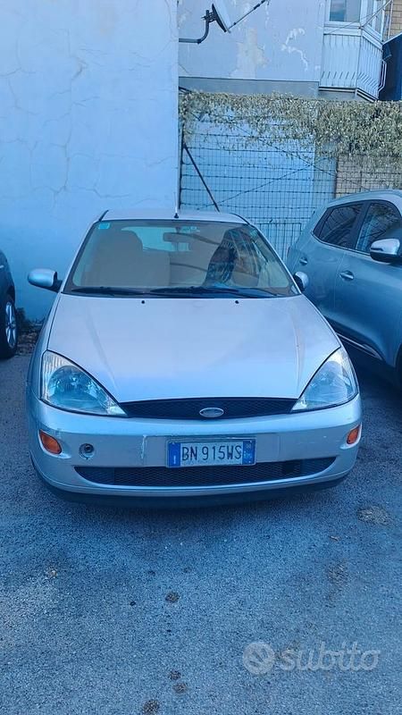 Usata Ford Focus Ghia 90 CV (66 kW) 2000 Grigio Berlina