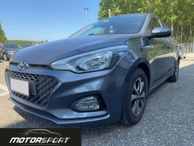 Grigio Usata 2019 Hyundai i20 Tre volumi | 9950 € (Buon prezzo) - Immagine 1/4
