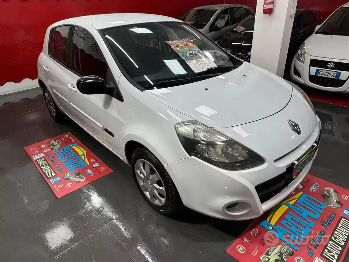 Usata Renault Clio Luxe 75 CV (55 kW) 2011 Bianco Utilitaria