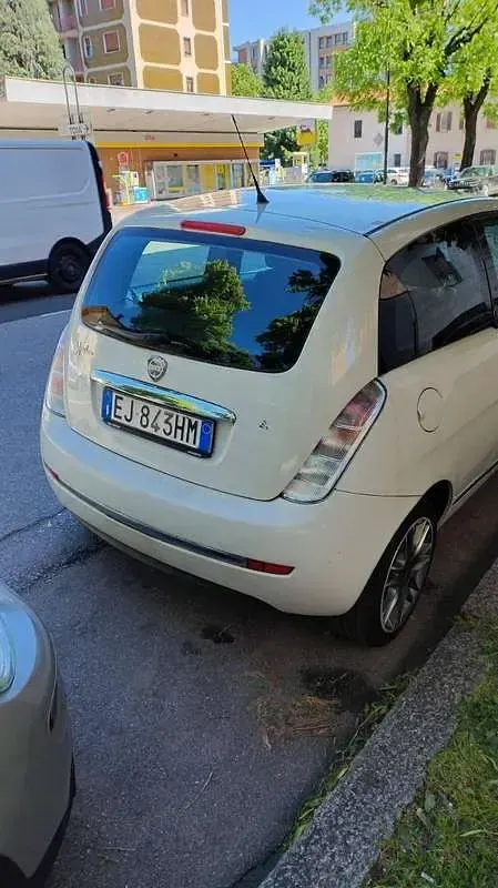 Usata Lancia Ypsilon 69 CV (50 kW) 2011 Bianco Utilitaria