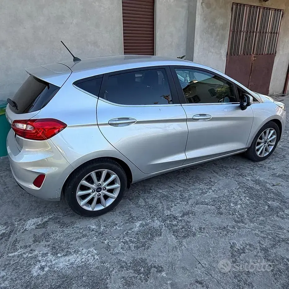 Usata Ford Fiesta Titanium 85 CV (62 kW) 2017 Grigio Utilitaria