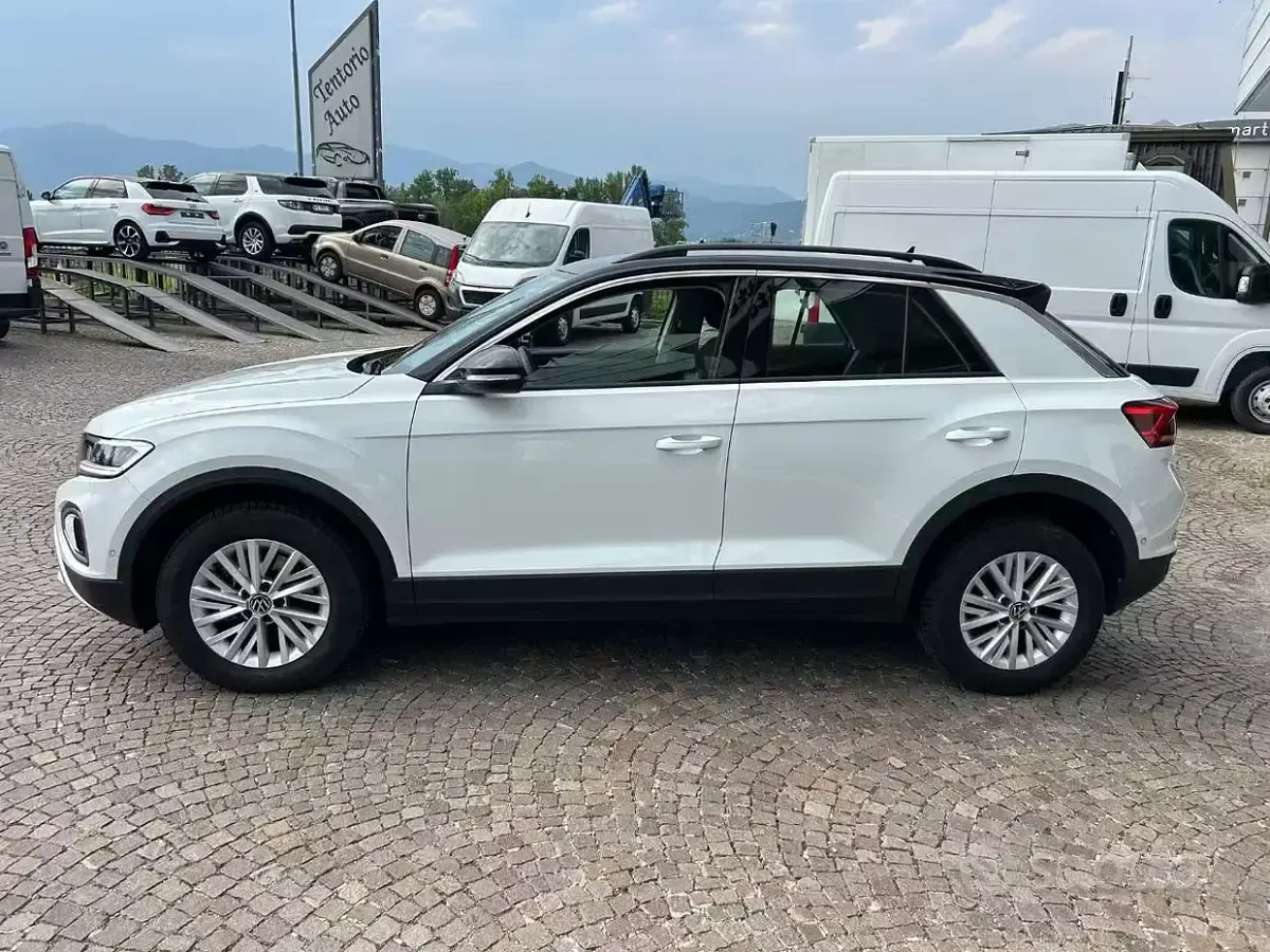 Usata VW T-Roc Life 150 CV (110 kW) 2023 Bianco pastello SUV