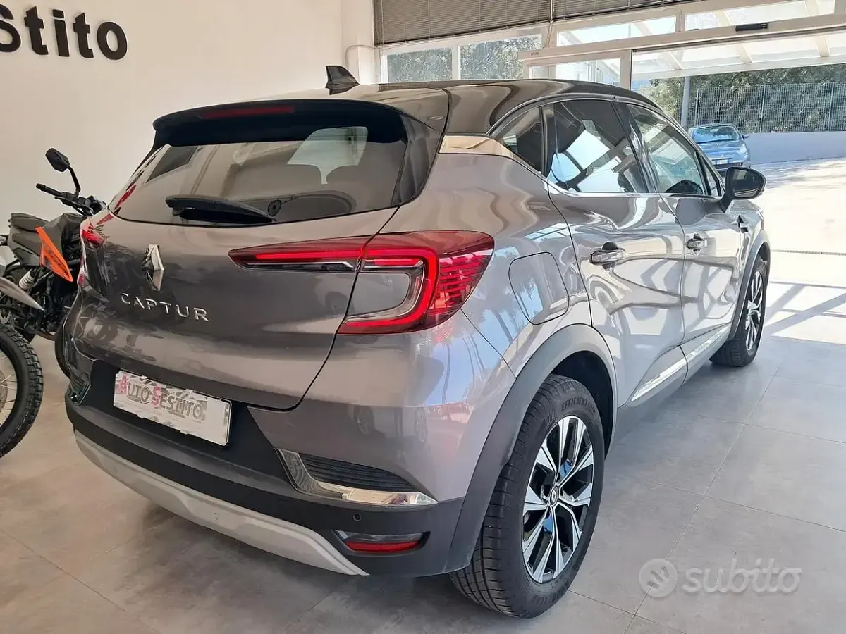 Usata Renault Captur Techno 101 CV (74 kW) 2023 Grigio SUV