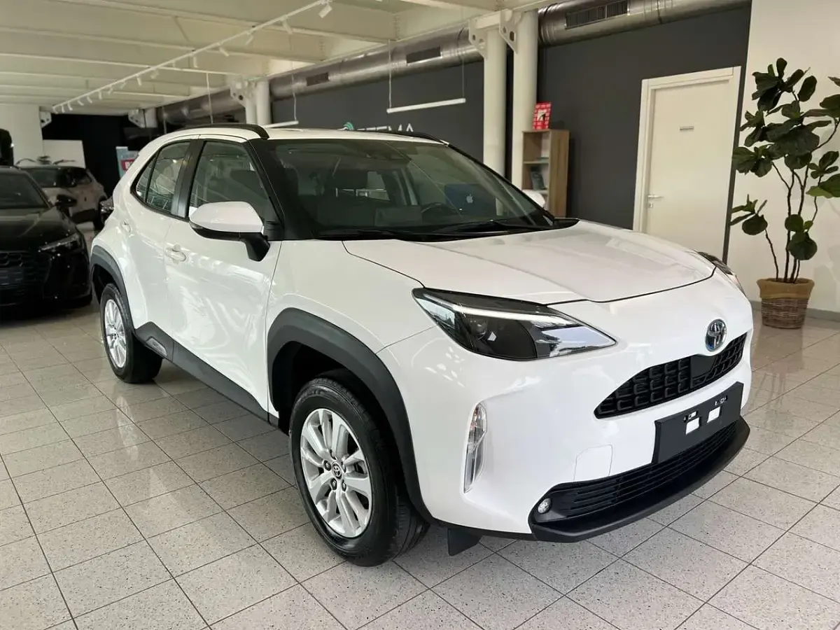 Usata Toyota Yaris Cross Business Edition 92 CV (67 kW) 2023 Bianco pastello SUV