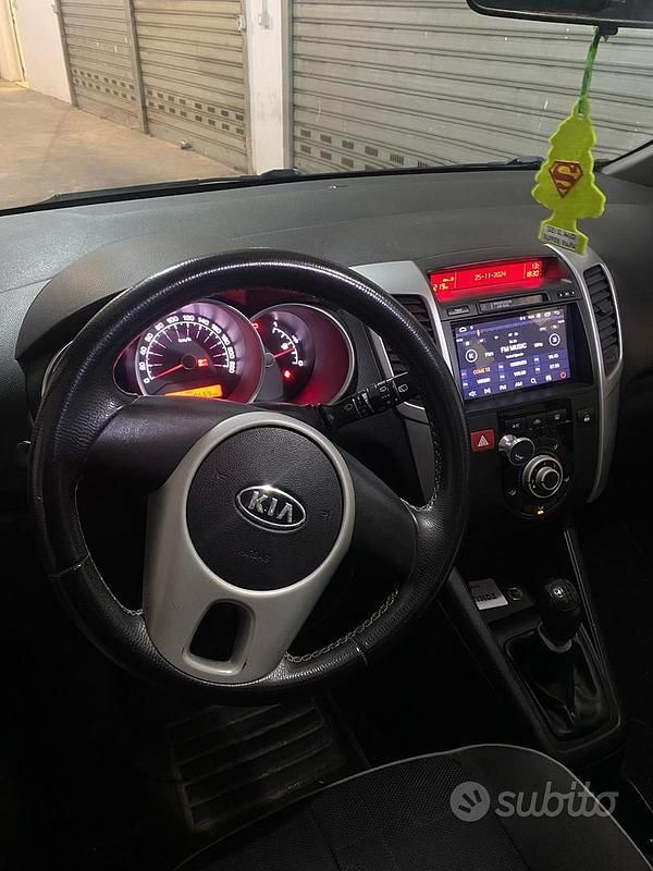 Usata Kia Venga 90 CV (66 kW) 2011 Grigio Utilitaria