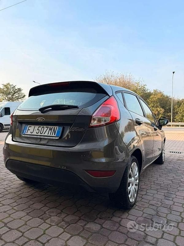 Usata Ford Fiesta 95 CV (69 kW) 2017 Grigio Utilitaria