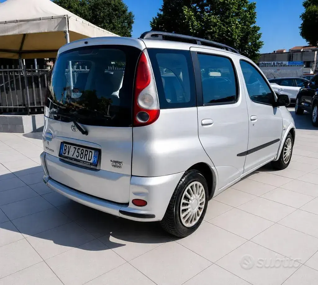 Usata Toyota Yaris Verso 86 CV (63 kW) 2001 Grigio Monovolume