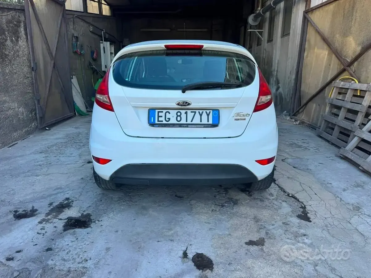 Usata Ford Fiesta Ghia 70 CV (51 kW) 2011 Bianco Berlina