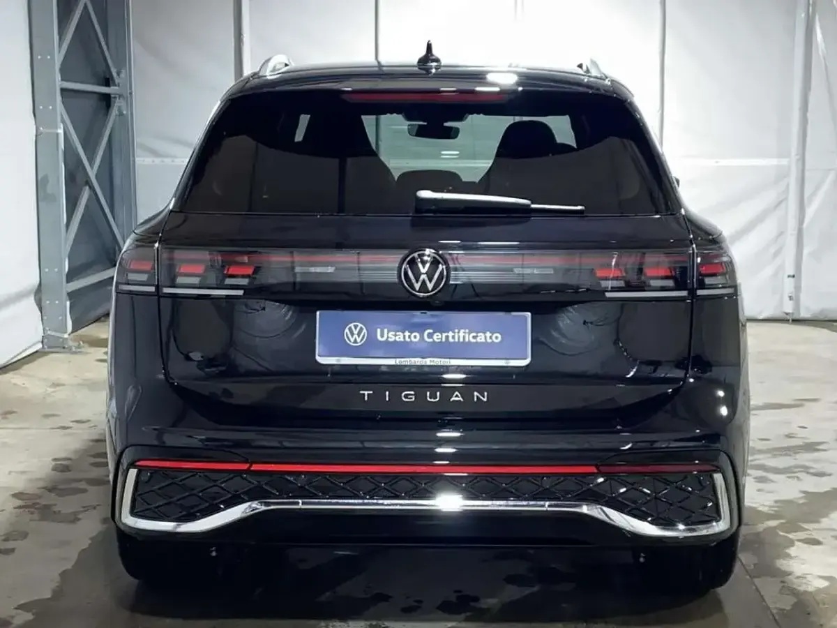 Usata VW Tiguan R-line 150 CV (110 kW) 2024 Deep black perlato SUV