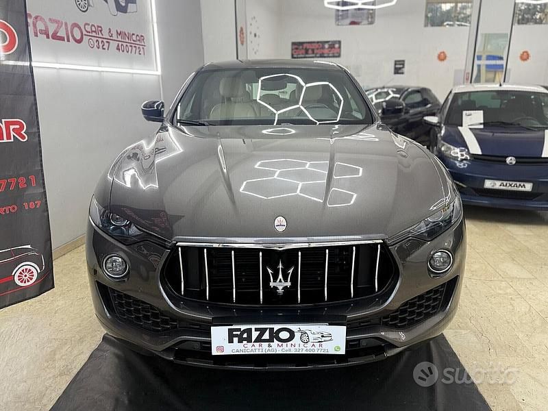 Usata Maserati Levante 275 CV (202 kW) 2017 Grigio SUV