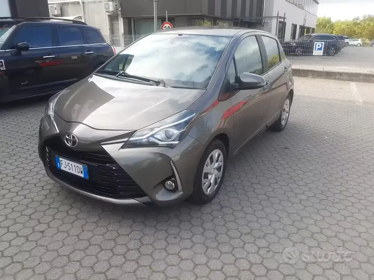 Gebraucht Toyota Yaris Active 69 PS (50 kW) 2017 Grau Limousine
