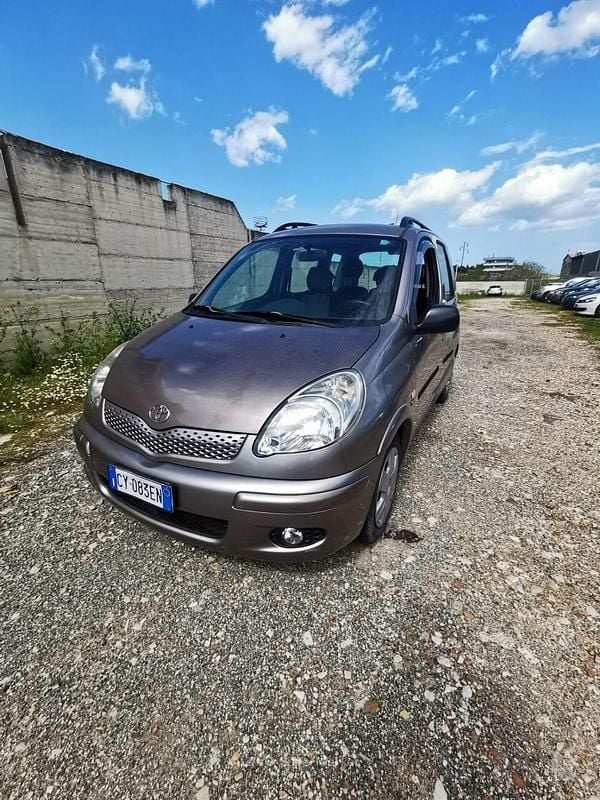 Usata Toyota Yaris Verso Sol 84 CV (61 kW) 2006 Grigio Monovolume