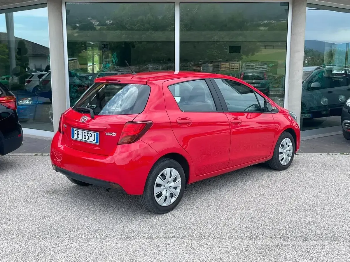 Usata Toyota Yaris Lounge 69 CV (50 kW) 2016 Rosso Berlina