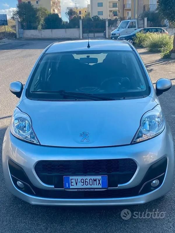 Usata Peugeot 107 68 CV (50 kW) 2014 Grigio Utilitaria