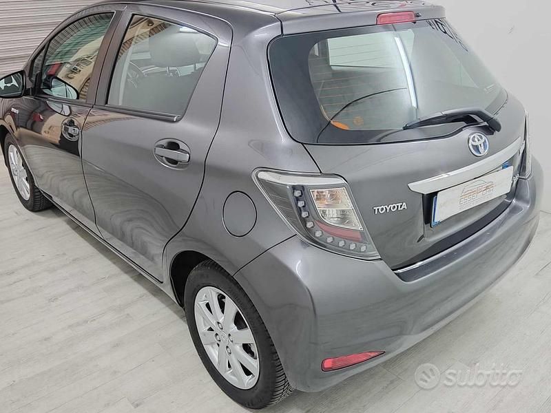 Usata Toyota Yaris Hybrid Lounge 75 CV (55 kW) 2013 Grigio Berlina