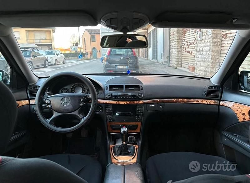 Usata Mercedes E220 Elegance 170 CV (125 kW) 2006 Nero Berlina