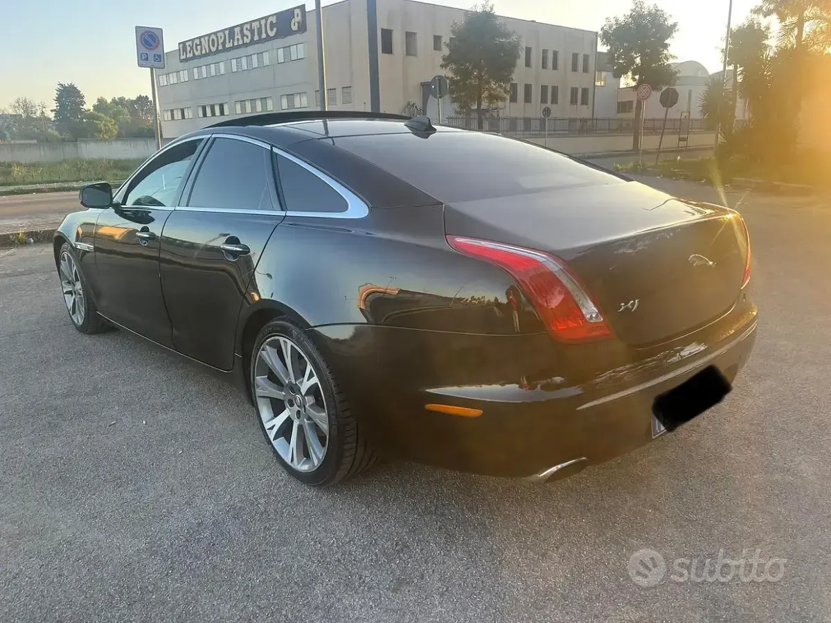 Usata Jaguar XJ Premium Luxury 275 CV (202 kW) 2012 Nero Berlina