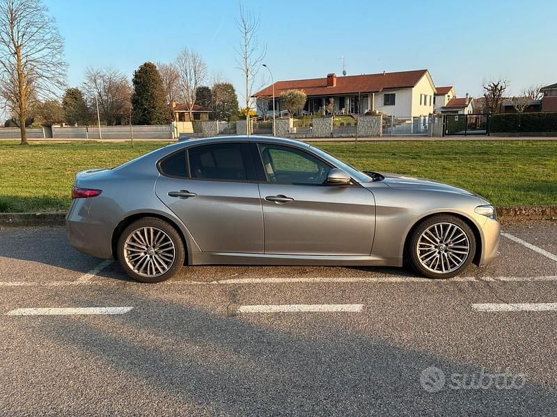 Usata Alfa Romeo Giulia Super 150 CV (110 kW) 2017 Grigio Berlina