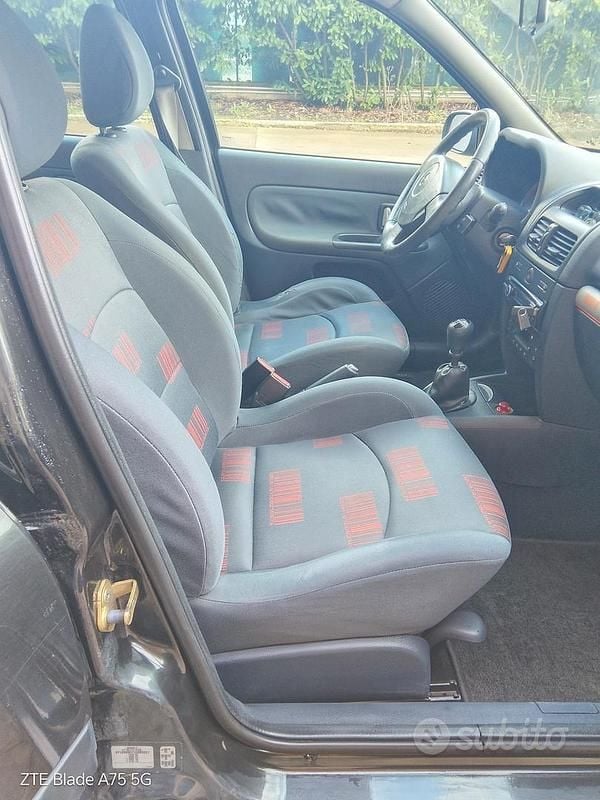 Begagnad Renault Clio II 82 HK (60 kW) 2005 Svart Halvkombi