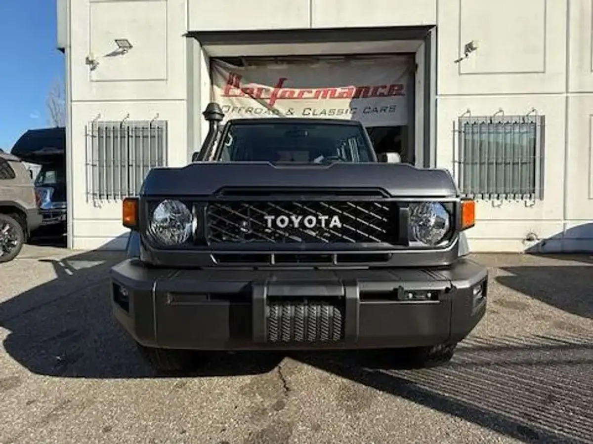 Nuova Toyota Land Cruiser 231 CV (169 kW) 2025 Grigio SUV