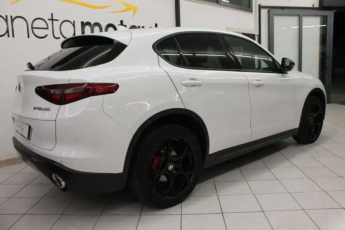 Usata Alfa Romeo Stelvio Super 209 CV (153 kW) 2017 Bianco SUV