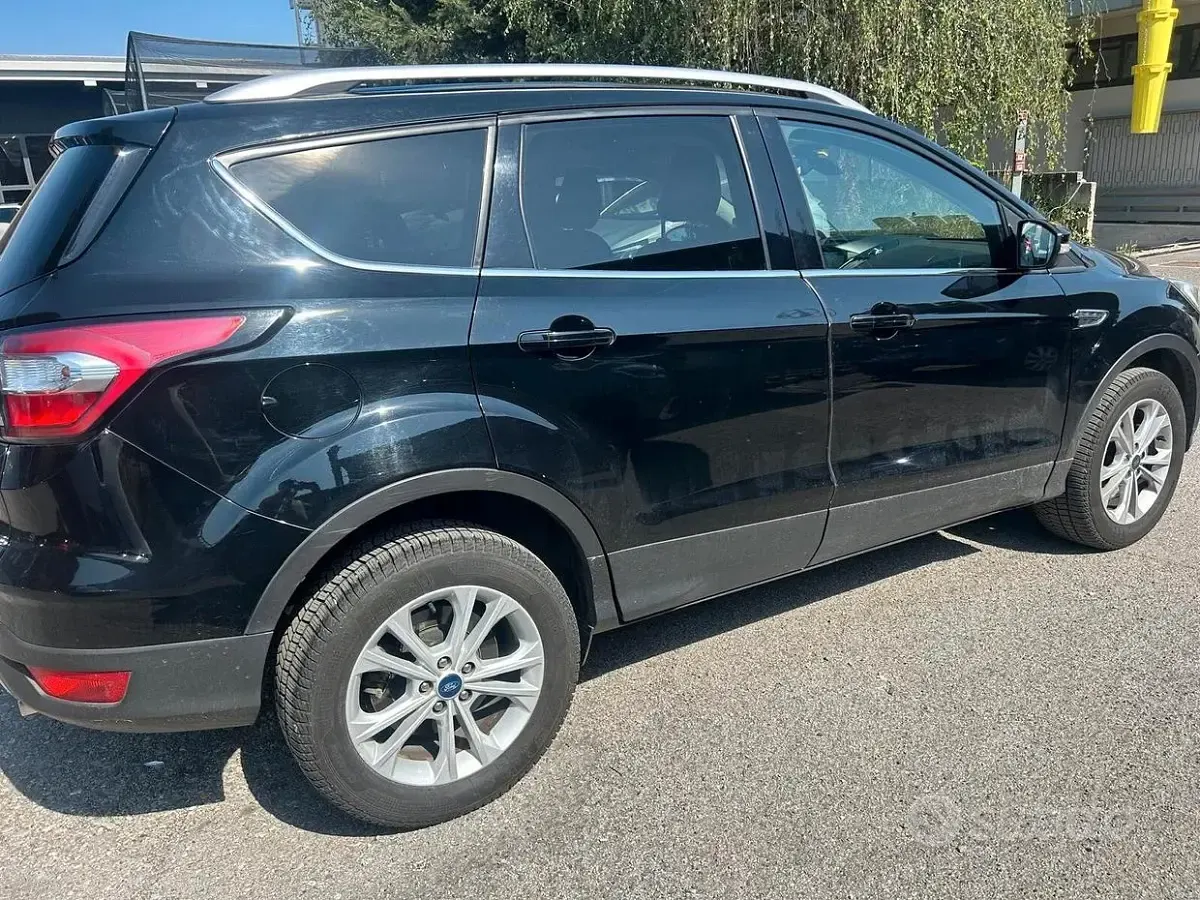 Usata Ford Kuga Titanium 120 CV (88 kW) 2017 Nero SUV