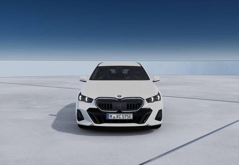 Nuova BMW 530e M Sport 190 CV (139 kW) 2025 Alpin white Station wagon