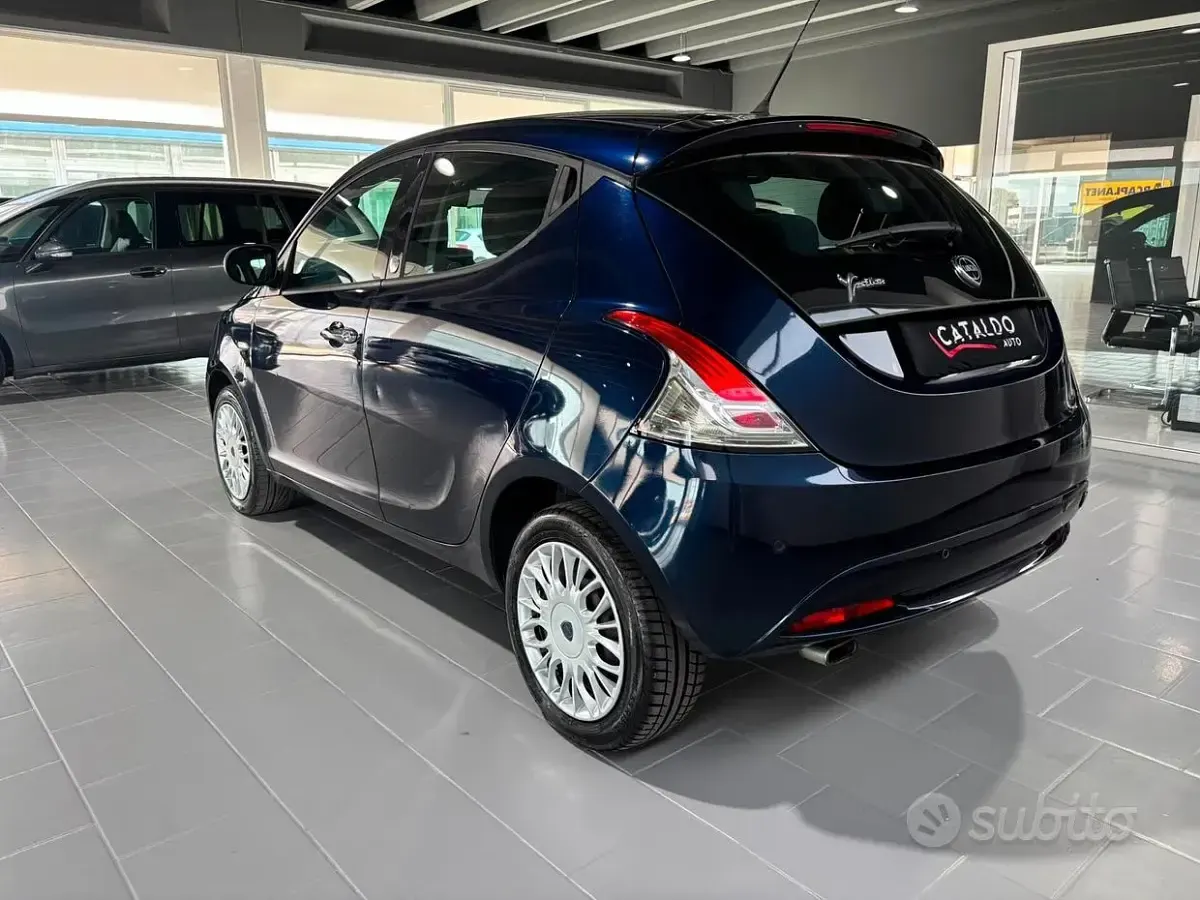 Usata Lancia Ypsilon Silver 69 CV (50 kW) 2016 Blu Utilitaria
