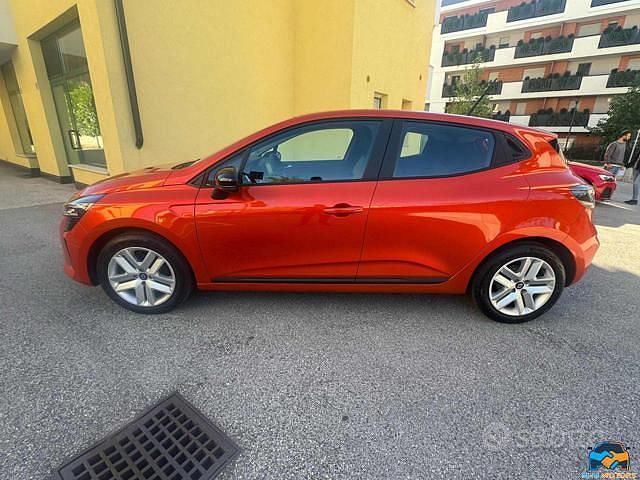 Usata Renault Clio V Evolution 91 CV (66 kW) 2024 Arancione Berlina