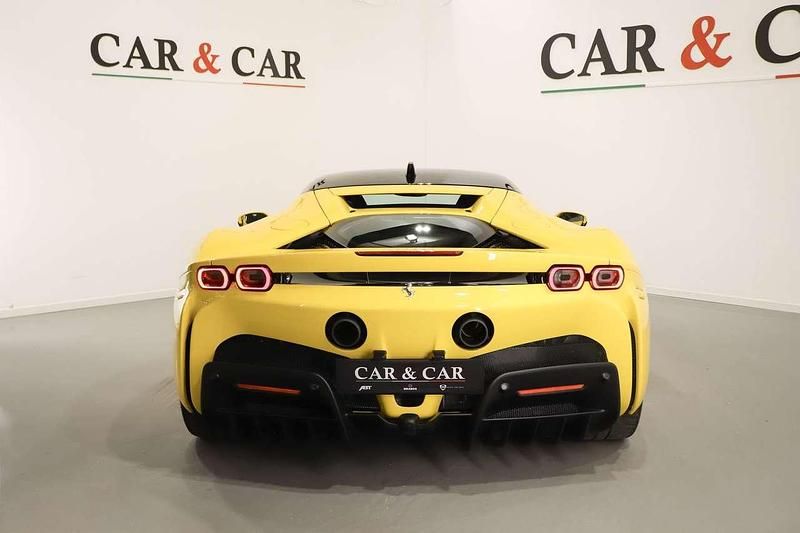 Usata Ferrari SF90 999 CV (734 kW) 2023 Giallo Coupé