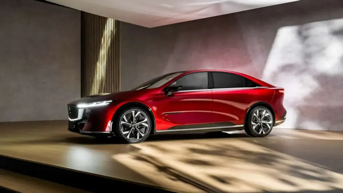 Nuova Mazda 6e Takumi-Line 180 kW (245 CV) 2025 Argento Berlina