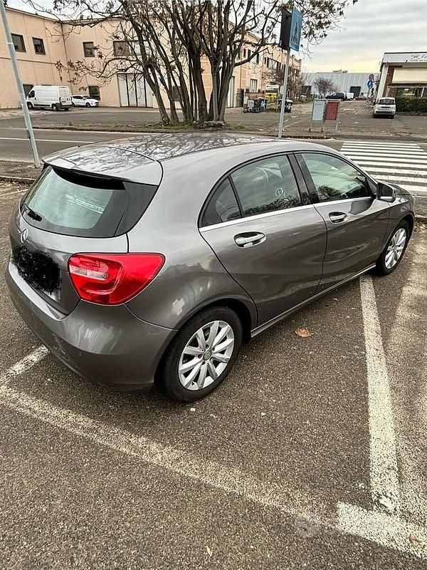 Usata Mercedes A180 SE 110 CV (80 kW) 2015 Grigio Berlina