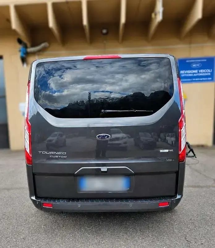 Usata Ford Tourneo Titanium 129 CV (94 kW) 2022 Nero Monovolume
