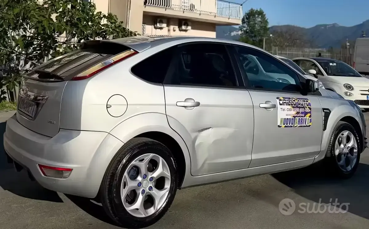 Käytetty Ford Focus Titanium 90 HP (66 kW) 2010 Harmaa Sedan