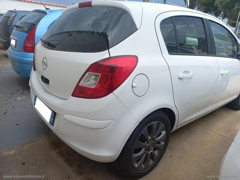 Begagnad Opel Corsa Edition 85 HK (62 kW) 2010 Vit Halvkombi