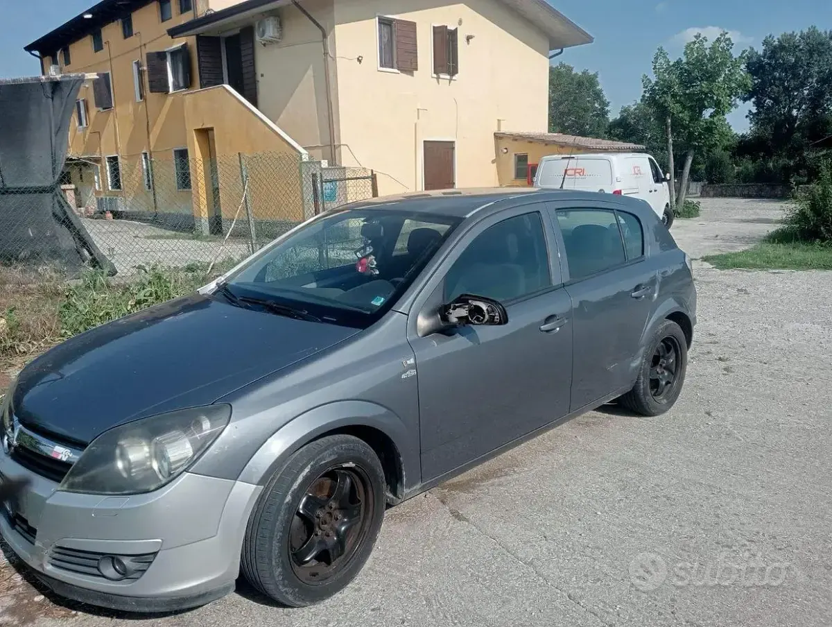 Usata Opel Astra Enjoy 101 CV (74 kW) 2006 Grigio Berlina