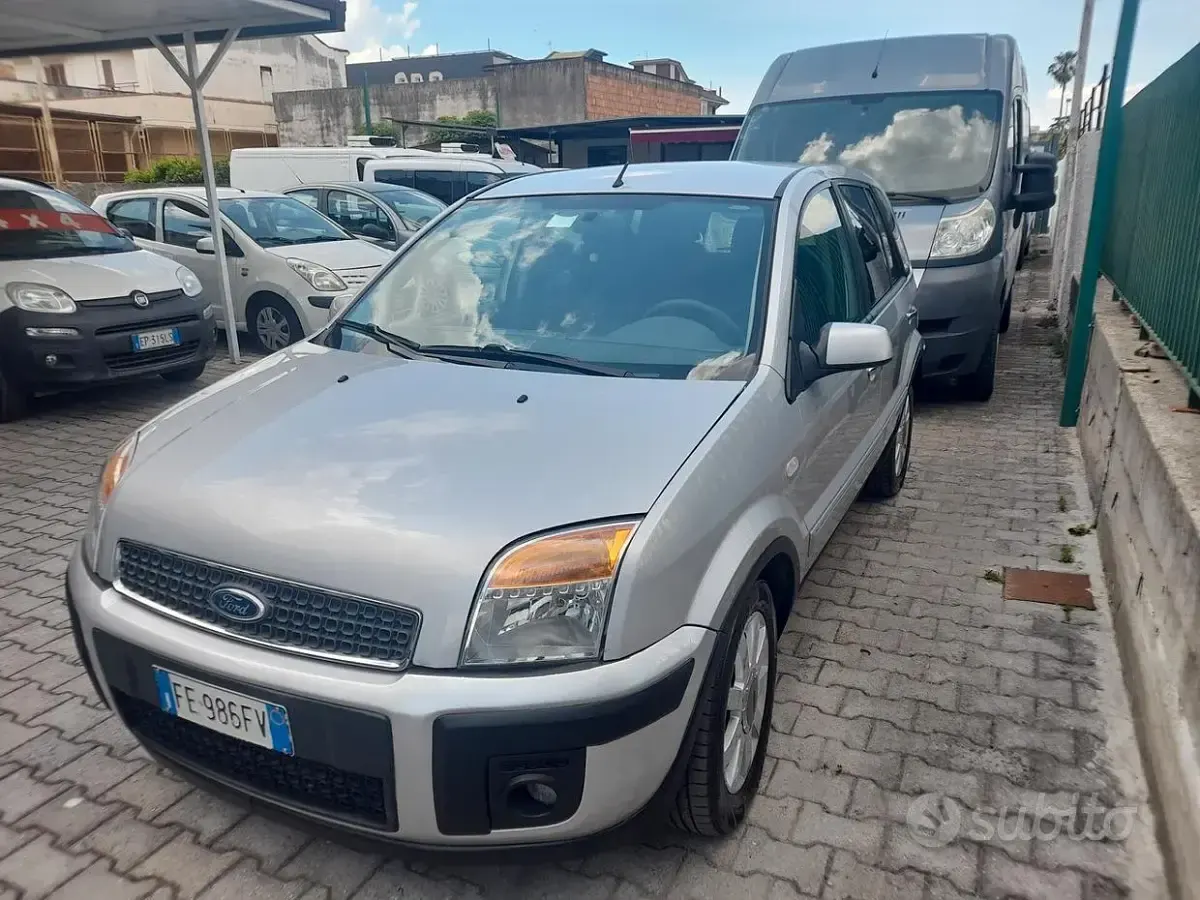 Usata Ford Fusion 80 CV (58 kW) 2010 Grigio Utilitaria