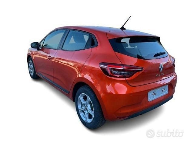 Usata Renault Clio V Techno 91 CV (66 kW) 2023 Arancione Berlina