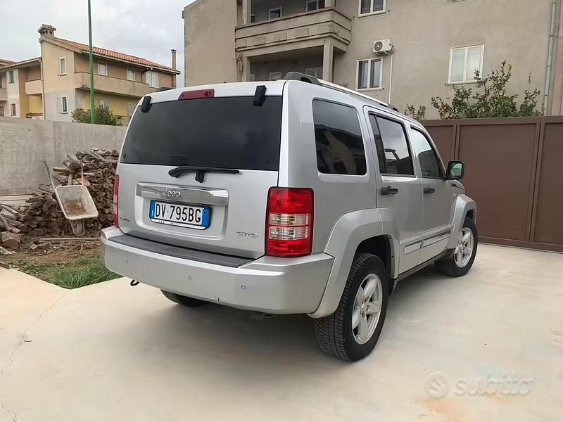 Usata Jeep Cherokee 116 CV (85 kW) 2011 Grigio SUV