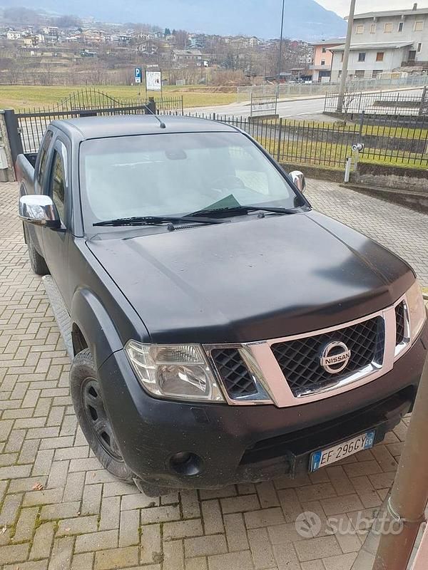 Usata Nissan Navara 190 CV (139 kW) 2010 Nero Pick-up
