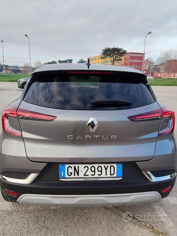 Usata Renault Captur 100 CV (73 kW) 2023 Grigio SUV