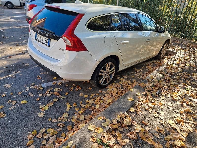 Usata Volvo V60 Momentum 163 CV (119 kW) 2011 Bianco Station wagon