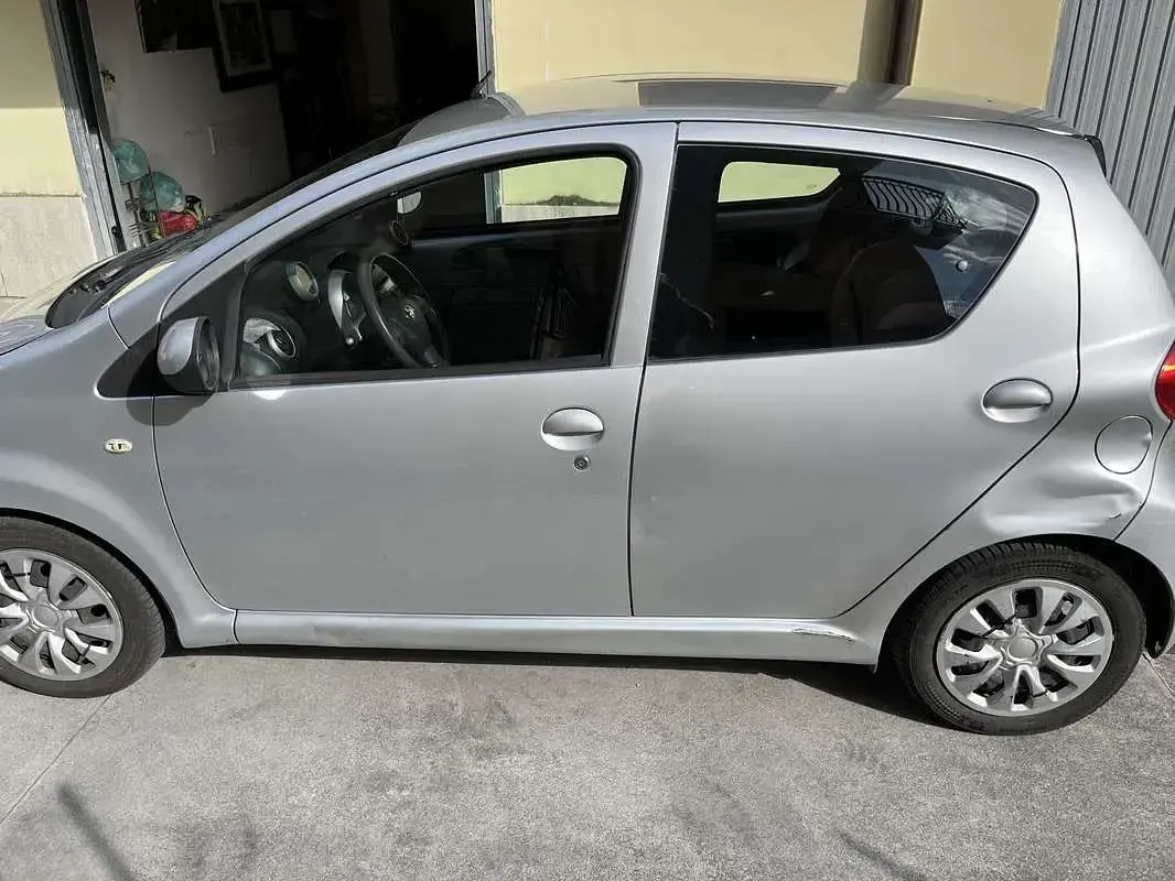 Usata Toyota Aygo Sol 68 CV (50 kW) 2008 Grigio Utilitaria