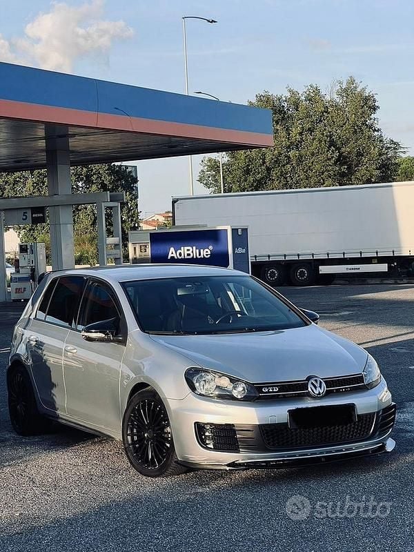 Grigio Usata 2010 VW Golf VI GTD Tre volumi | 9500 € (Buon prezzo) - Immagine 1/4
